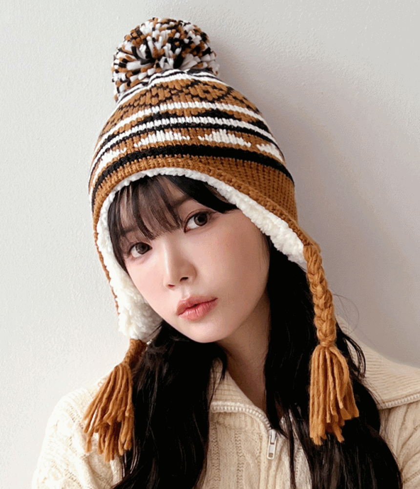 겨울 노르딕 패턴 양털 안감 방한 따뜻한 니트 방울 귀달이모자 - 모자상점
